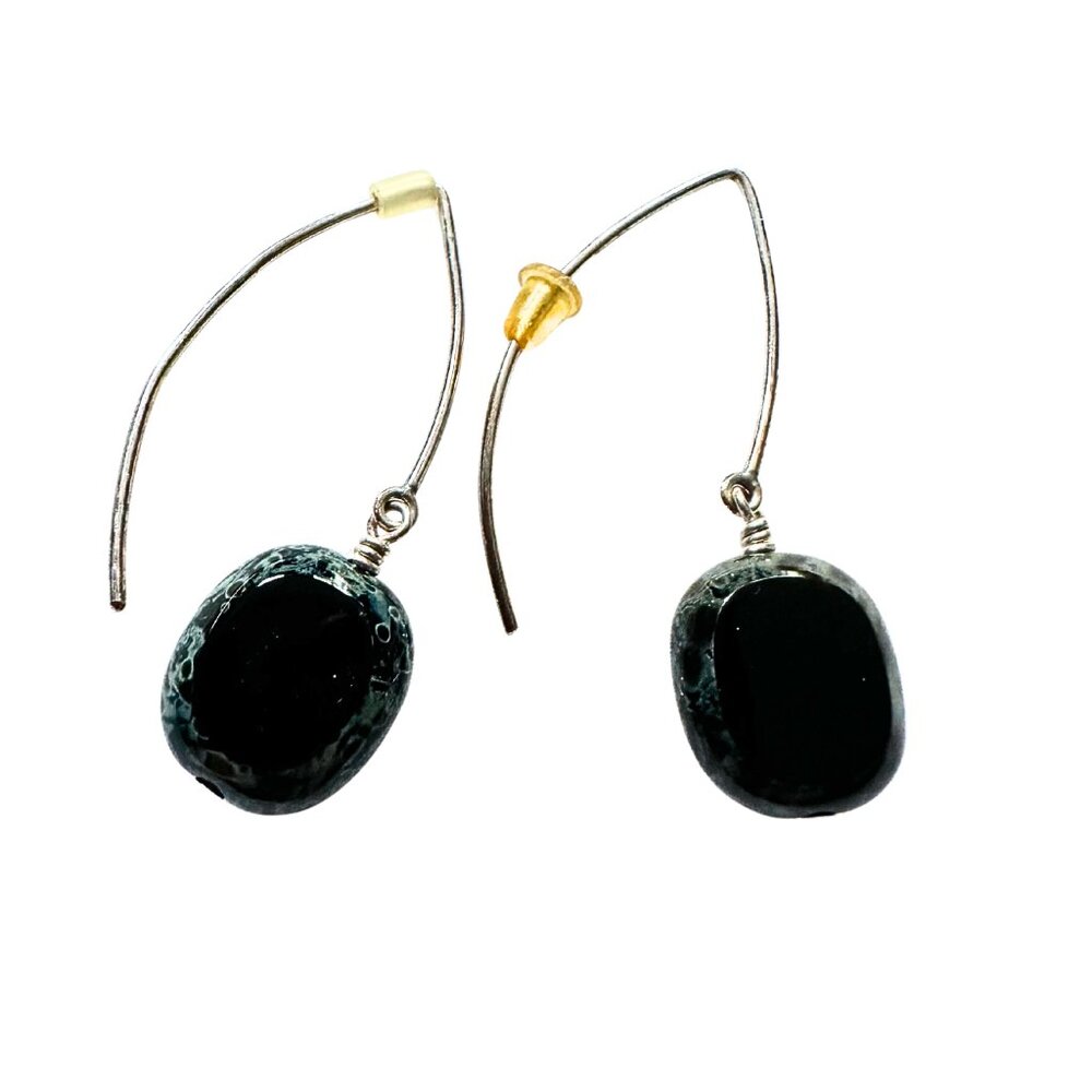 Moody Simplicity: Dark-Stone Wire Earrings with Contrast Details